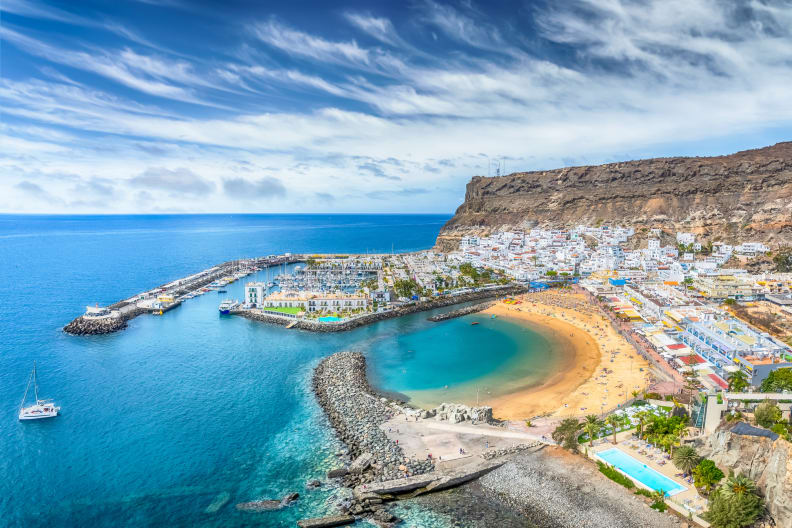 Landschaft mit Ausblick auf Puerto de Mogan, Gran Canaria ©iStock.com/Balate Dorin