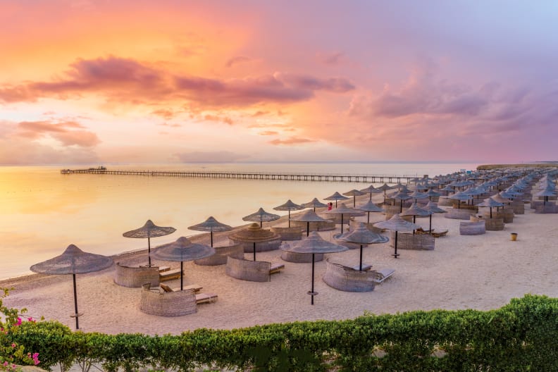 Landschaft mit Strand bei Sonnenaufgang in Marsa Alam © iStock.com/Balate Dorin