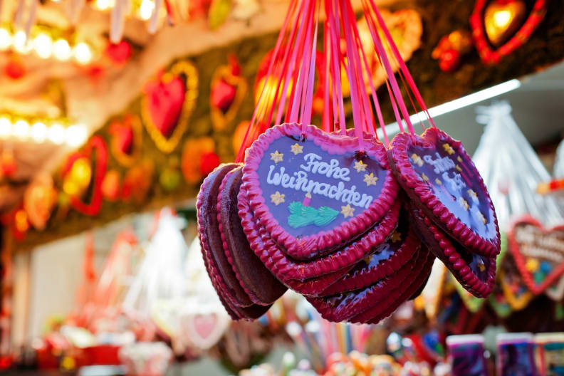 Lebkuchen Herzen auf Weihnachtsmarkt © aletheia97/iStock / Getty Images Plus via Getty Images