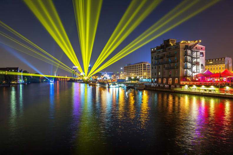 Lichtshow in Berlin © fhm/Moment via Getty Images