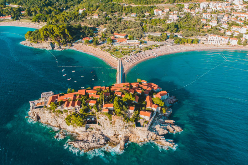 Luftaufnahme der Insel von Sveti Stefan in Montenegro © iStock.com/Vera_Petrunina