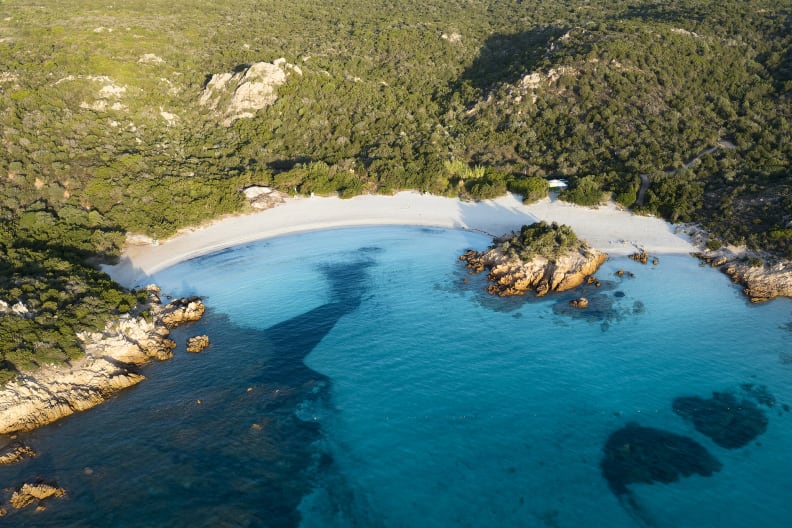 Luftaufnahme einer grünen Küste mit dem wunderschönen Prince Beach © iStock.com/Travel Wild
