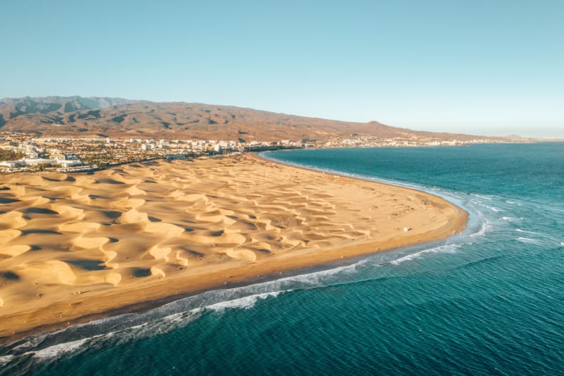 Luftbild der Dünen von Maspalomas auf Gran Canaria © iStock.com/Ingus Kruklitis