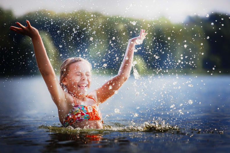 Da kommt Freude auf – Plantschen im See © slavonstok - stock.adobe.com