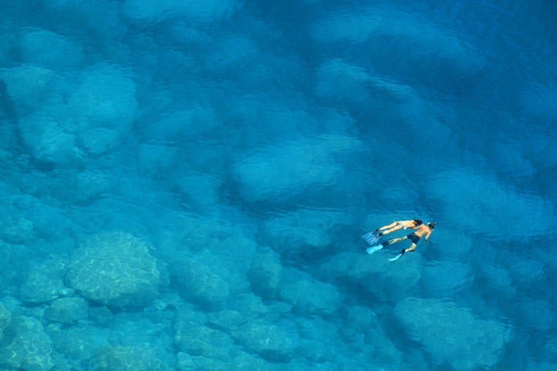 Mann und Frau Schnorcheln im blauen Mittelmeer © iStock.com/aprott