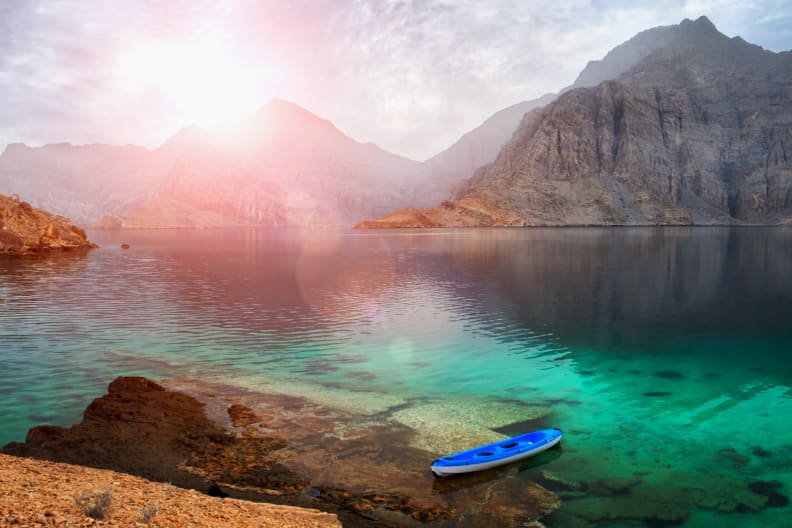 Türkisblaues Wasser und Berge, Oman © Aleksandr Matveev - stock.adobe.com