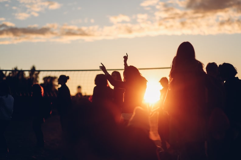 Junge Menschen, Party am Strand © 	kondrukhov - stock.adobe.com