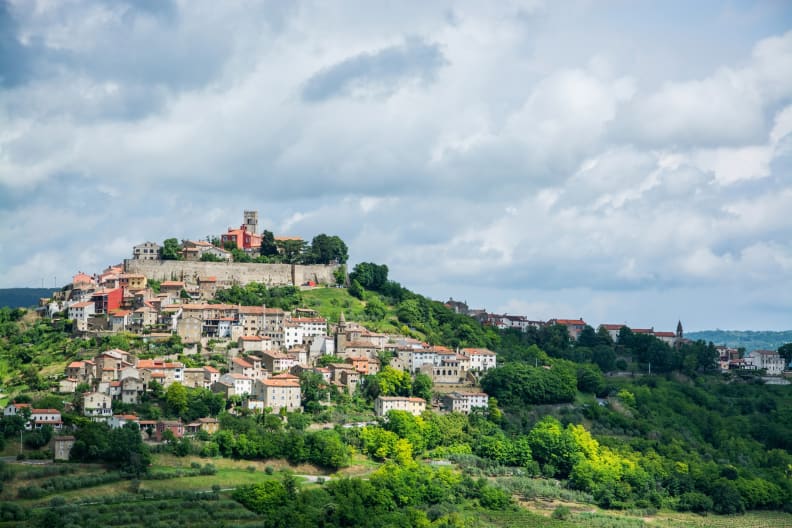 Motovun, Kroatien © uhg1234/iStock / Getty Images Plus via Getty Images
