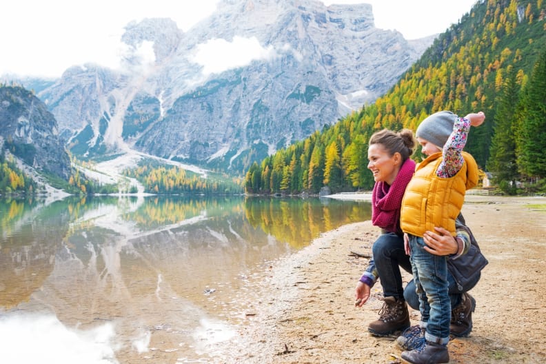 Mutter und Kind am See in Südtirol ©iStock.com/CentralITAlliance