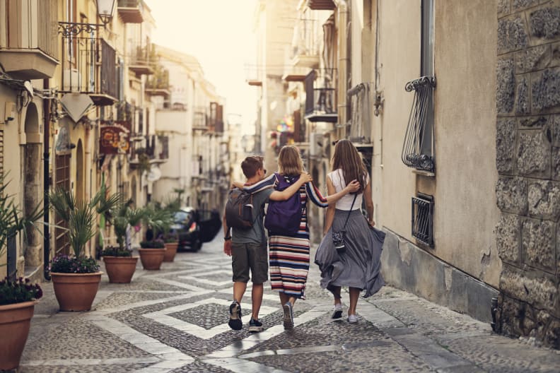 Mutter und Kinder besichtigen die schöne italienische Stadt Cefalu, Sizilien ©iStock.com/Imgorthand