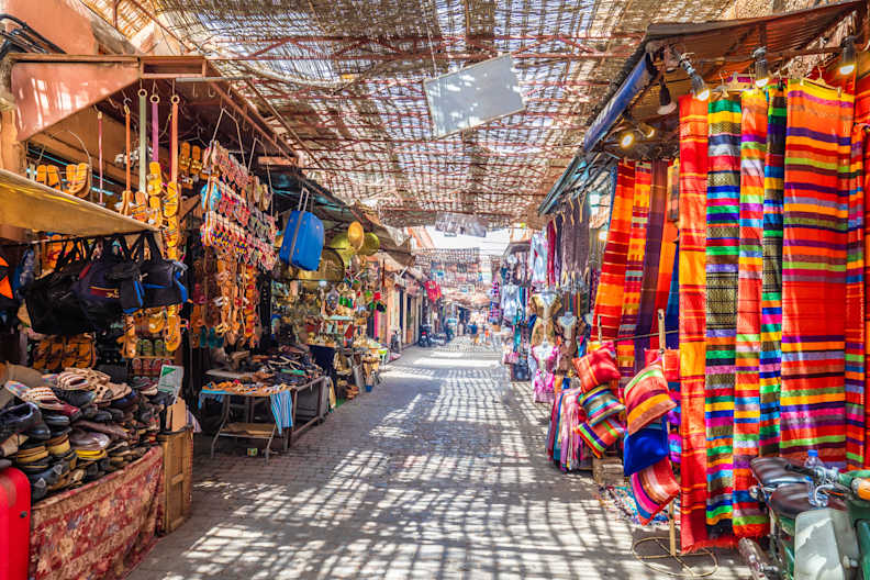 Sonniger Weg zwischen Marktständen vom Jamaa el Fna Markt in Marrakesh, Marroko.