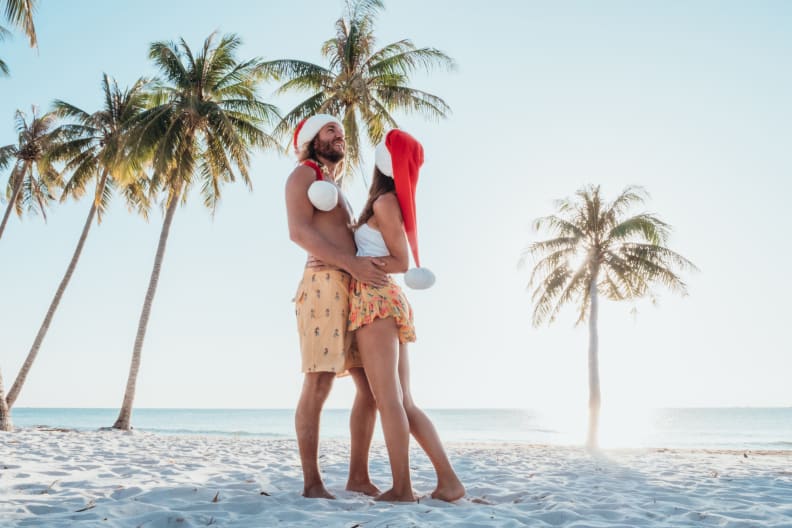 Glückliches Paar am tropischen Strand zu Weihnachten ©iStock.com/Mystockimages