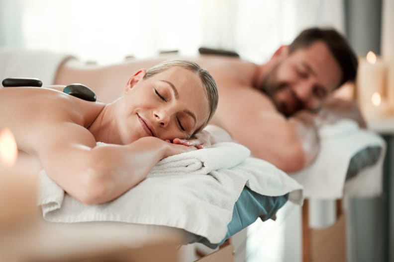 Paar bei Massage ©PeopleImages/iStock / Getty Images Plus via Getty Images
