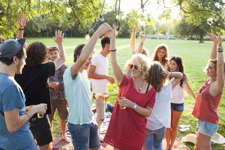 Party in einem Park © Frank van Delft/Image Source via Getty Images