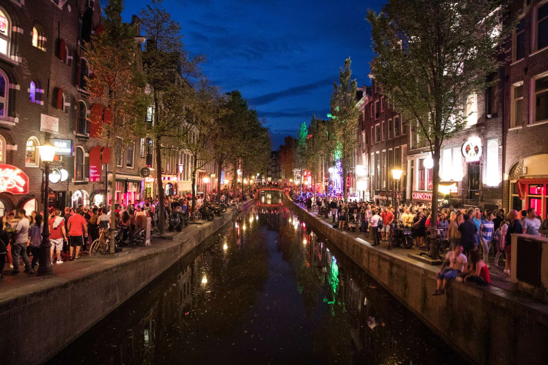 Partymeile in Amsterdam © LeoPatrizi/iStock / Getty Images Plus via Getty Images