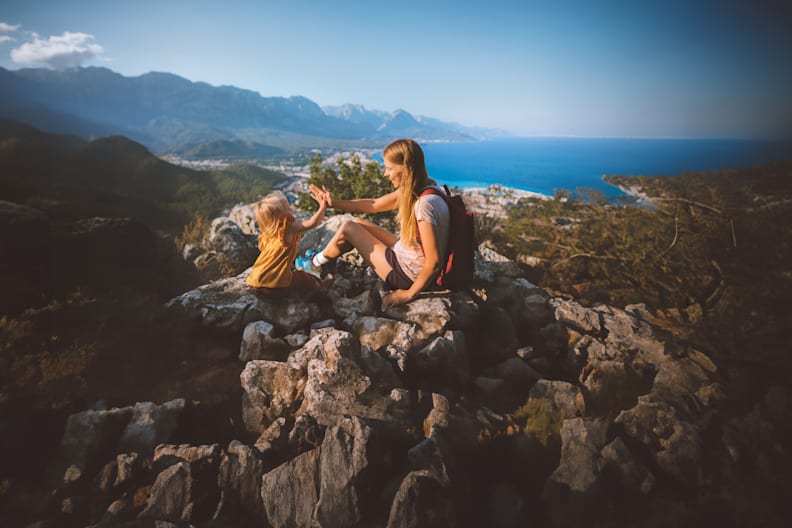 Mutter und Tochter beim Wandern, Türkei - Originalbild mit AI erweitert, da Nutzung als Titelbild