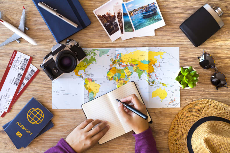 Person schreibt eine Checkliste für ihre nächste Reise © iStock.com/hocus-focus