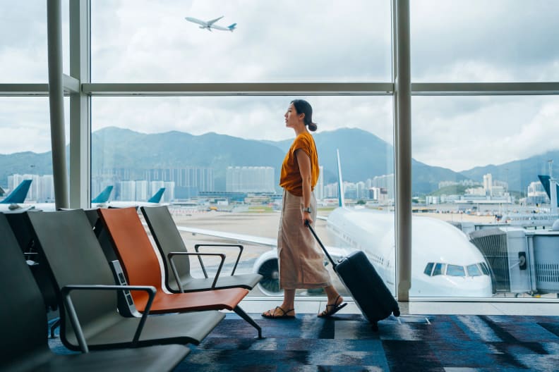 Reisende an einem Flughafen © d3sign/Moment via Getty Images