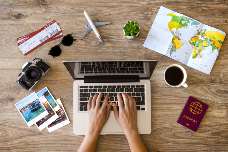Reiseplanung am Laptop © hocus-focus/iStock / Getty Images Plus via Getty Images