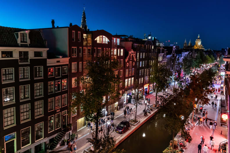 Rotlichtviertel De Wallen in Amsterdam, Niederlande © Wirestock/iStock Editorial / Getty Images Plus via Getty Images