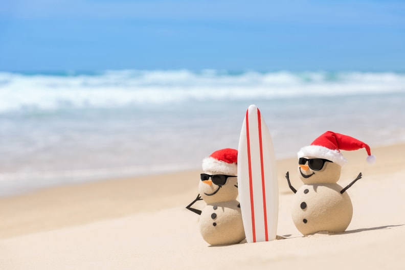 Sand-Schneemänner am Strand © iStock.com/fogaas