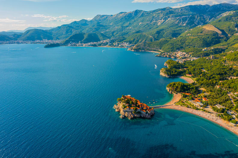 Schöne Aussicht auf kleine Inselferienanlage umgeben von blauem Meer, Sveti Stefan © iStock.com/SimonSkafar
