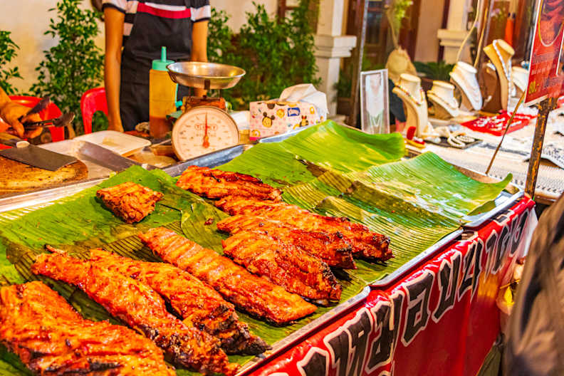 Blick auf eine Marktauslage mit gegrilltem Rindfleisch