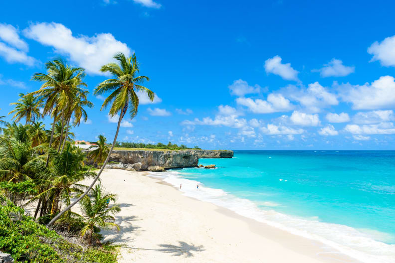 Blaues Meer und weißer Strand auf Barbados © stock.adobe.com - Simon Dannhauer