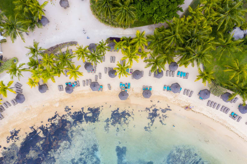 Strand auf Mauritius ©Roberto Moiola / Sysaworld/Moment via Getty Images