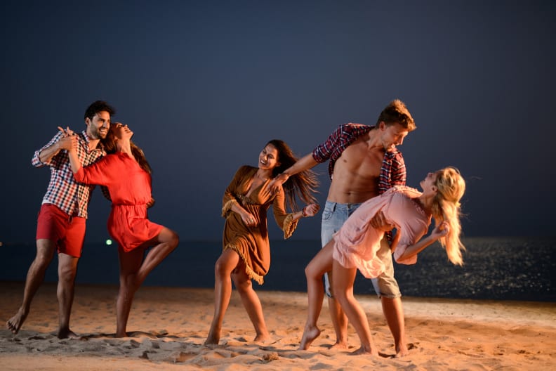 Strandparty bei Nacht ©BraunS/E+ via Getty Images
