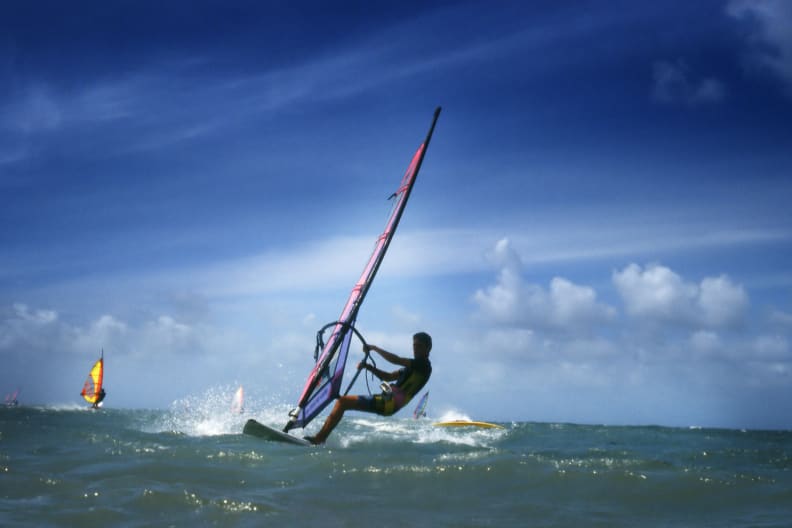 Surfer im freien Meer © iStock.com/bkindler