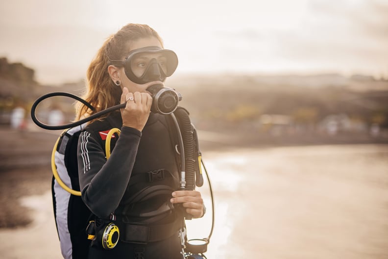 Taucherin bereitet sich auf das Tauchen im Meer vor ©iStock.com/South_agency