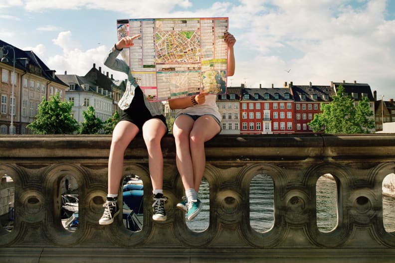 Teenager mit Stadtplan © Muriel de Seze/DigitalVision via Getty Images