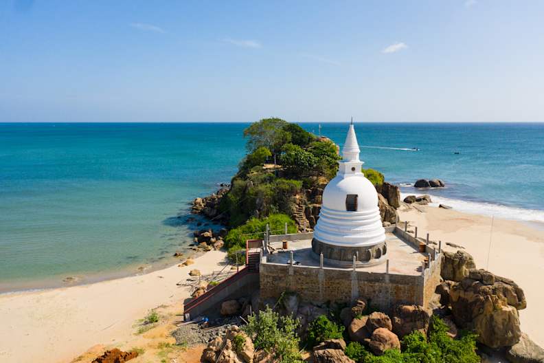 Tempel und Strand, Sri Lanka © Alexpunker/iStock / Getty Images Plus via Getty Images