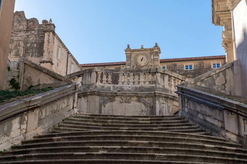 Die Treppe eines historischen Gebäudes