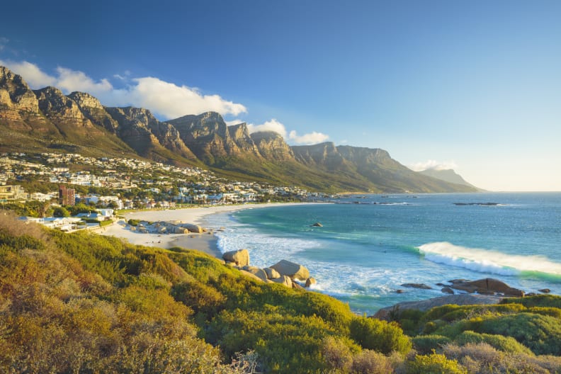 welve Apostles-Bergkette mountain in Camps Bay, Kapstadt, Südafrika © iStock.com/spooh