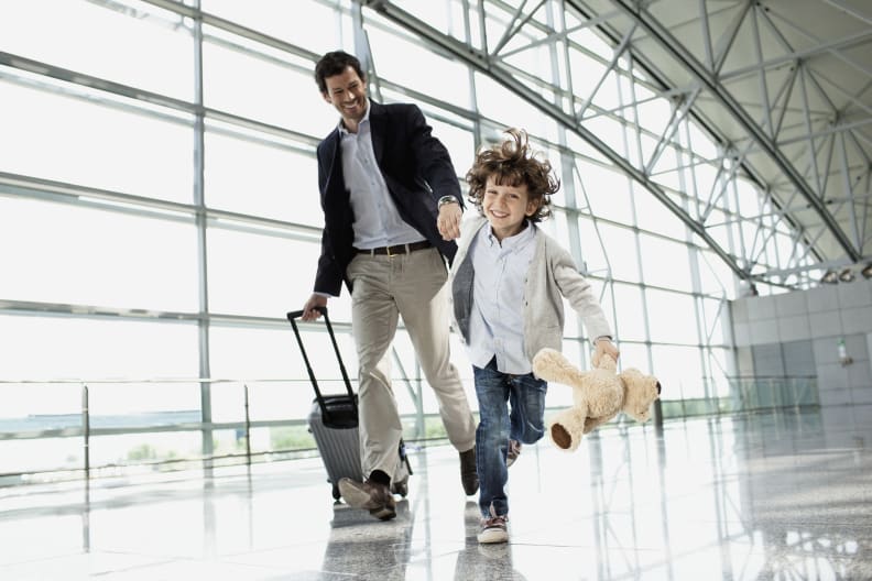 Vater mit Sohn am Flughafen © Oliver Rossi/Stone via Getty Images