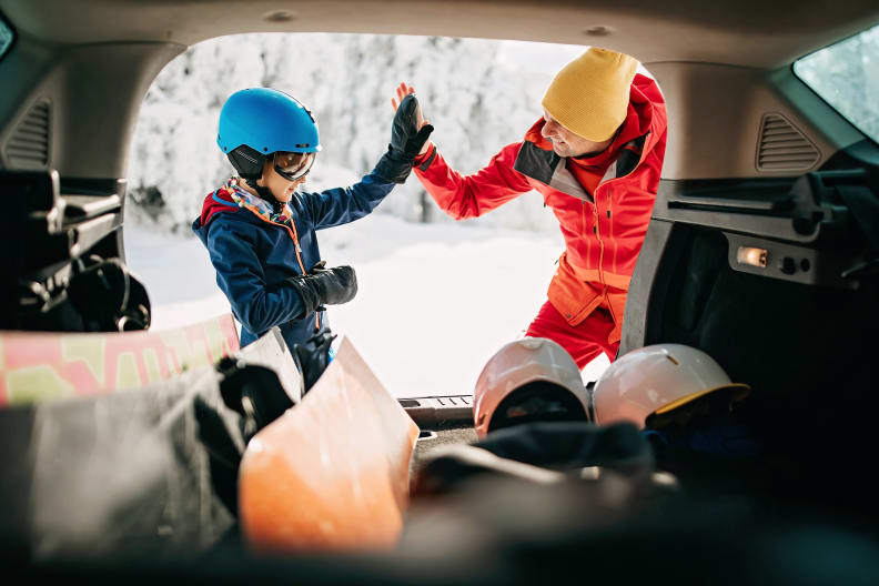 Vater und Sohn packen Auto für Winterurlaub © eclipse_images/E+ via Getty Images