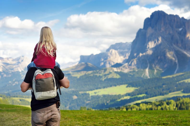 Vater und kleine Tochter bewundern den Blick auf die Seiser Alm, Südtirol, Italien ©iStock.com/MNStudio