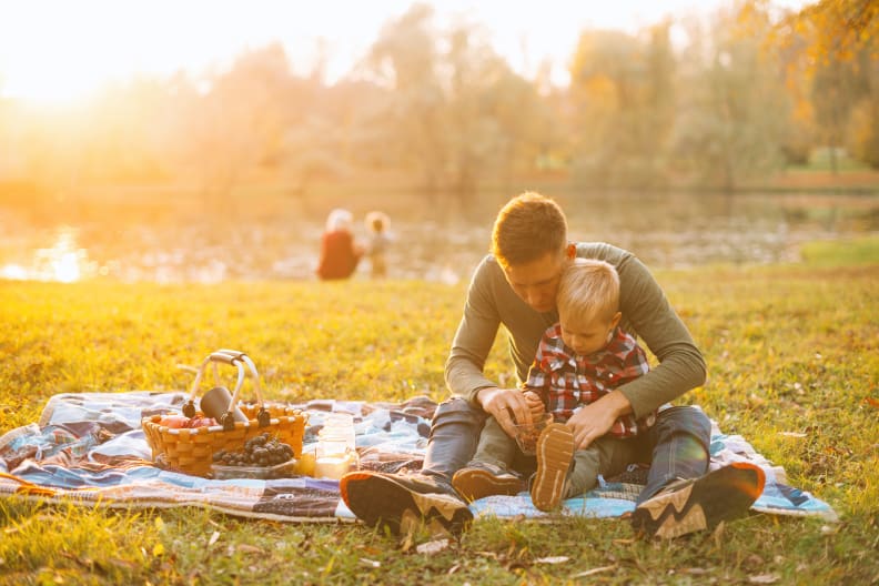 Vater und Sohn picknicken am See © Vulp - stock.adobe.com