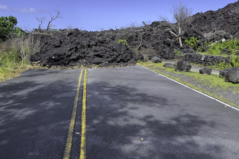 Versperrte Straße durch Vulkanausbruch, Hawaii © fitopardo/Moment via Getty Images