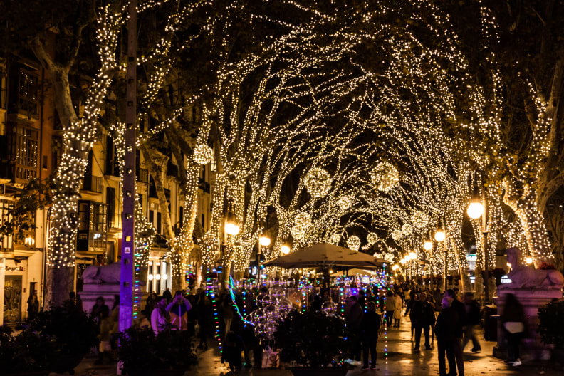 Weihnachtsbeleuchtung am Passeig del Born, Mallorca © iStock.com/Jeanne Emmel