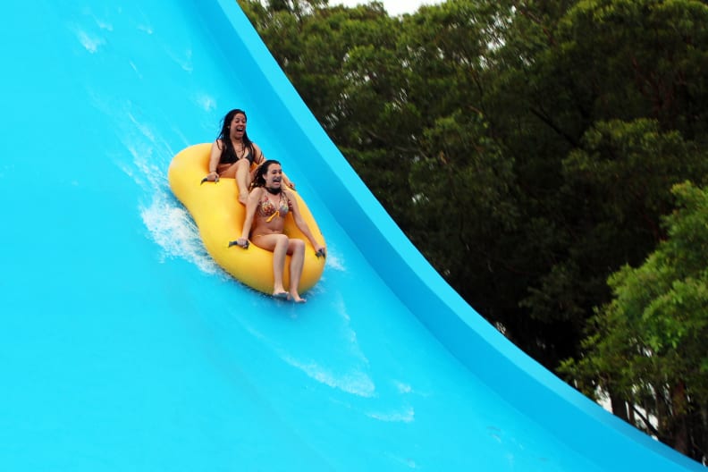 Zwei Frauen auf einer Wasserrutsche. © Lelia Valduga/Moment via Getty Images