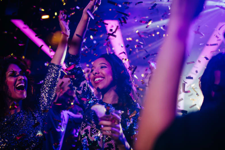 Zwei Frauen feiern im Club © wundervisuals/E+ via Getty Images