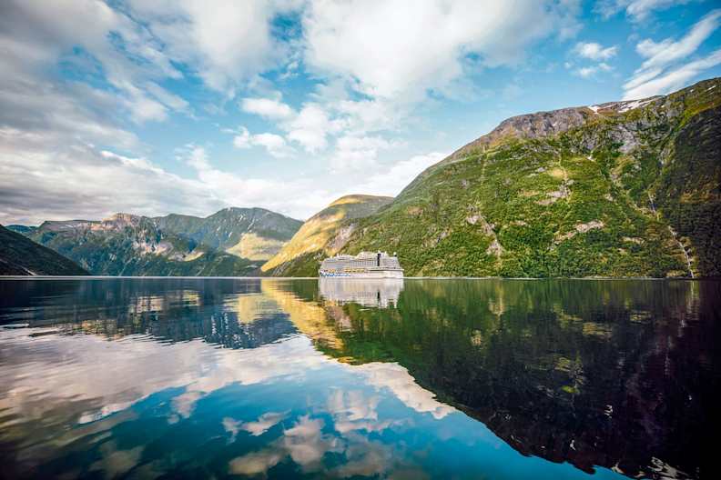 Kreuzfahrtschiff vor Norwegen