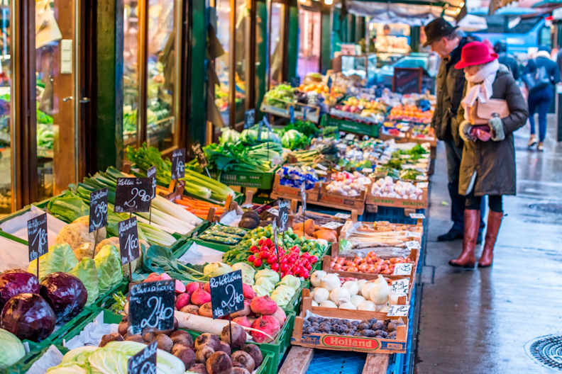 Auslage mit frischem Obst und Gemüse, Naschmarkt, Wien, Österreich
