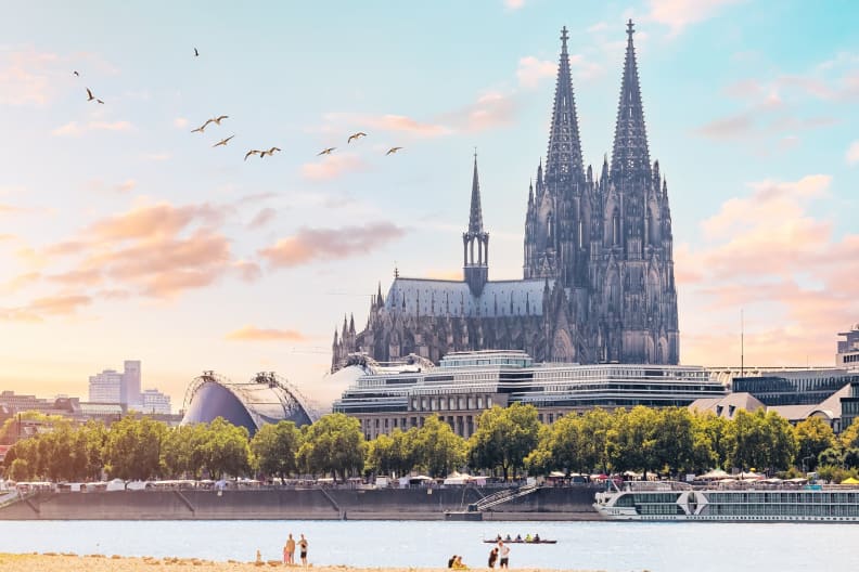 Aussicht auf den Kölner Dom und den Rheinstrand.