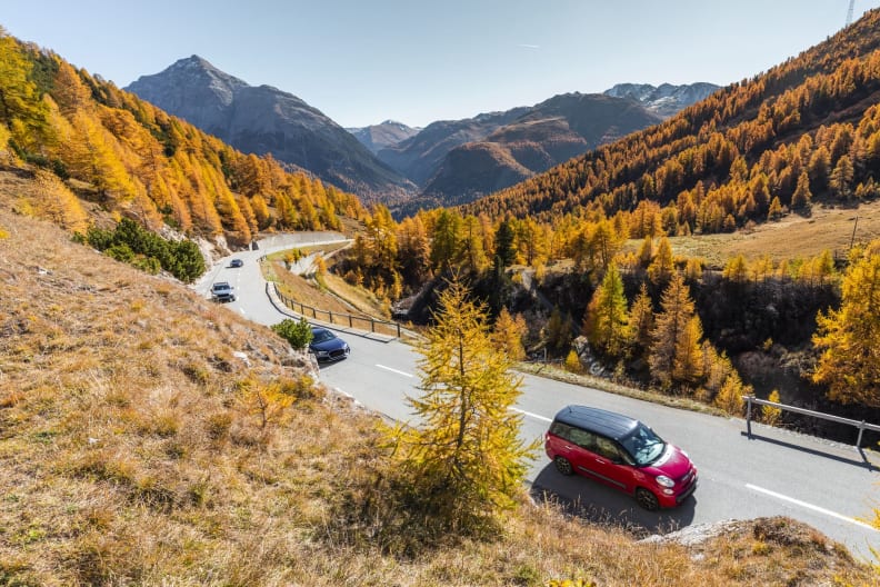 Autos fahren über eine gewundene Straße über den Albula Pass in der Schweiz.