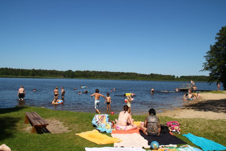 Badegäste am Köthener See, Brandenburg, Deutschland