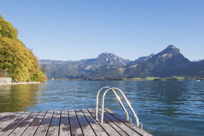 Ein Badesee mit Bergen im Hintergrund im Salzburger Land, Österreich.